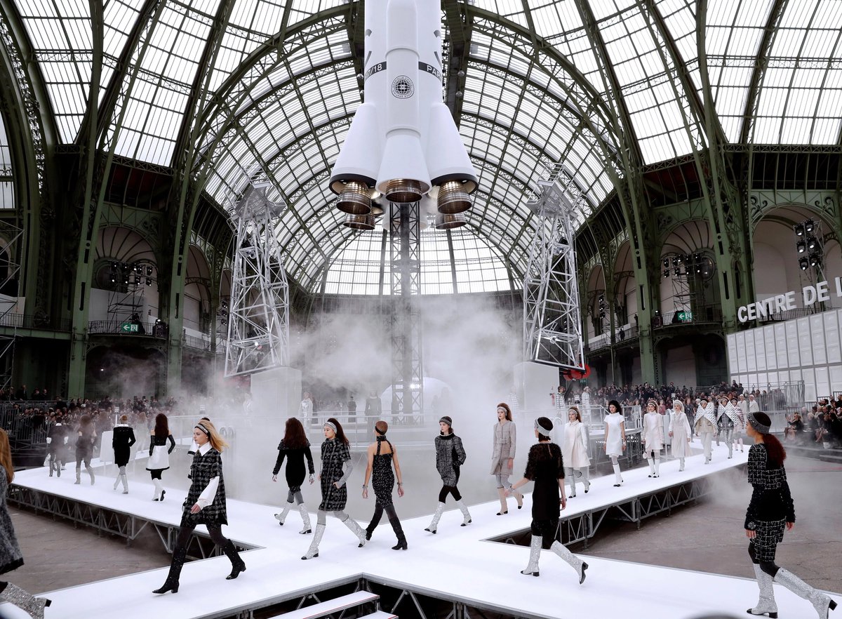 archivebycosmos's tweet photo. Chanel’s runway sets deserve a show of their own. https://t.co/crJeQWcP56