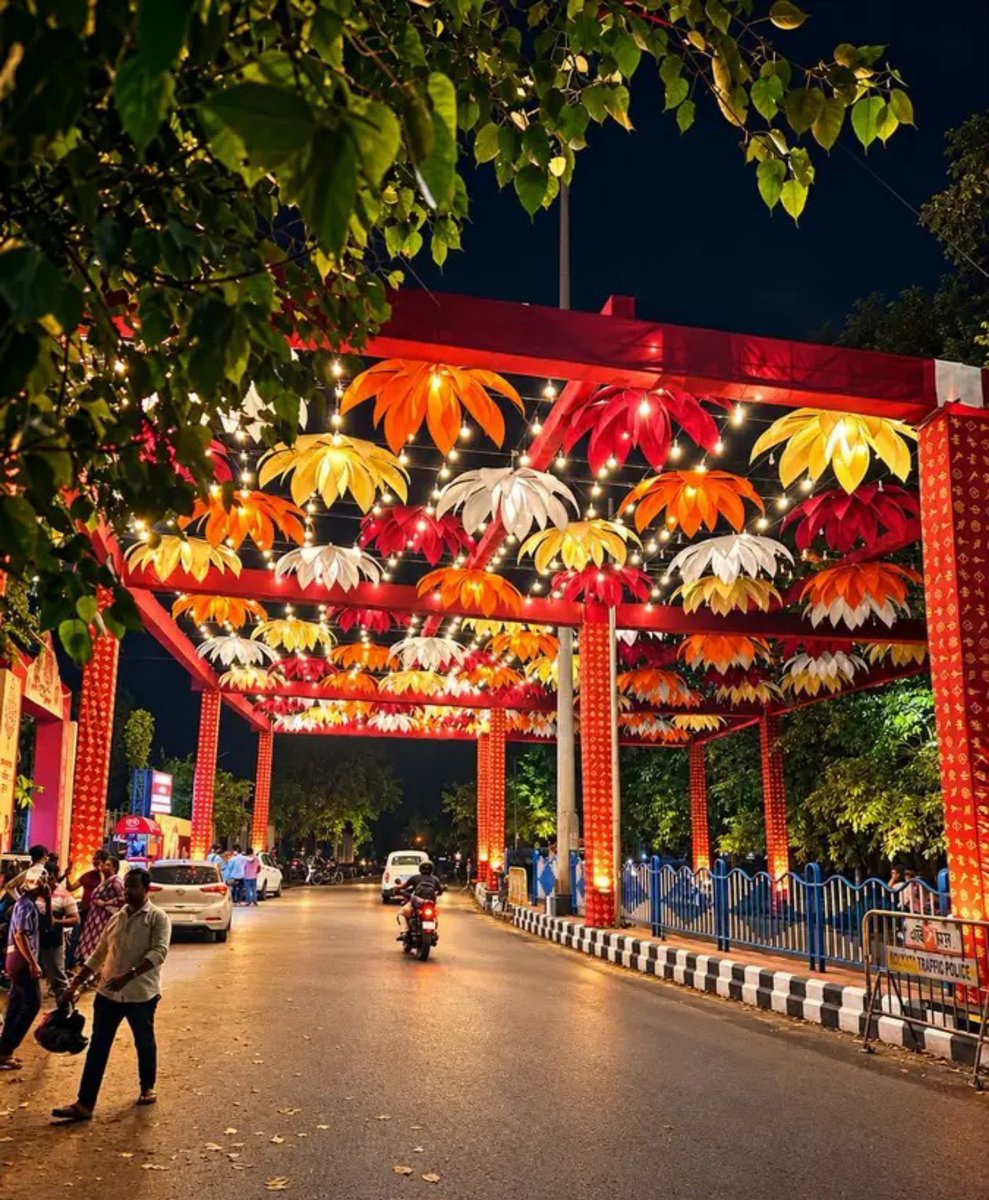 _lifeinautumn's tweet photo. Durga Puja decorations, Kolkata

The city of joy, in its most beautiful form. 😍

📸: _rosogolla https://t.co/uPgeHzLOts