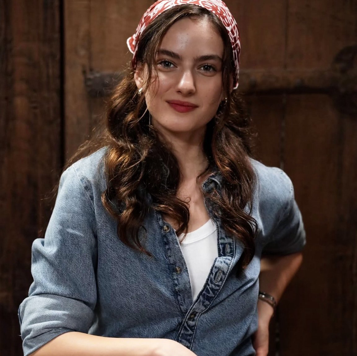 limitlessglow_'s tweet photo. Güzelliğini de tarzını da annesinden alanlar... Bandana detayına kalbimi bıraktım! 🥺✨ https://t.co/ur0EG0oISW