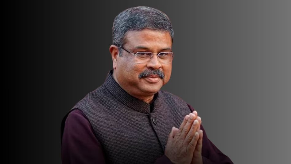 SelflessCricket's tweet photo. I sometimes feel bad for Dharmendra Pradhan.

CJP made students believe that they were neutral revolutionary page. Innocent students believed them &amp; joined the protests.

Because of students Dharmindra Pradhan himself resigned.

Later CJP turned out to be another left wing plot. https://t.co/xDgKxZgkHw