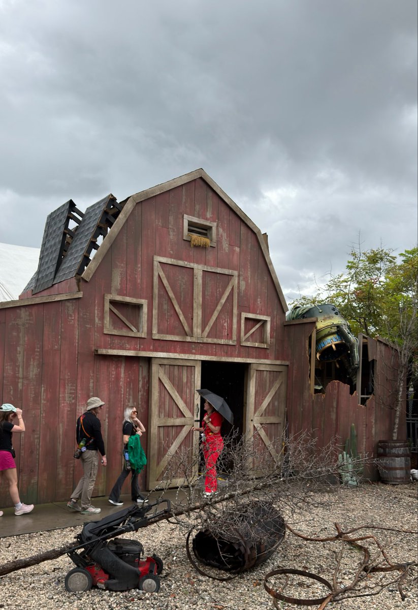 Coastercrew's tweet photo. If you’ve ever wanted to see the inside workings of a haunted house, but also learn about the Easter eggs throughout each house and learn the Lore of the houses, The Unmasking The Horror Tour is for you! @UniversalORL @HorrorNightsORL https://t.co/6zmaWwNAdz
