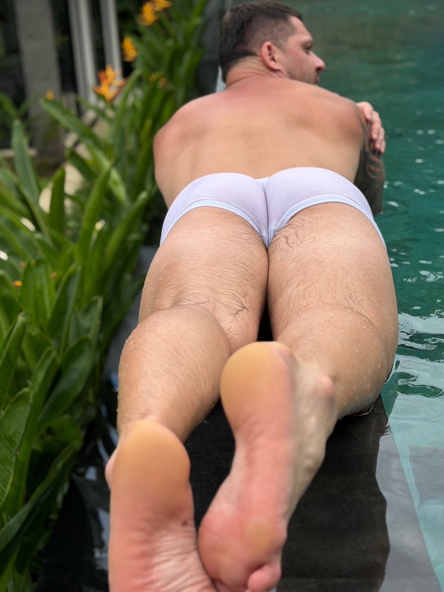 iamb1gboy's tweet photo. Pool party with me? 😏 https://t.co/CcOwR0aCVI