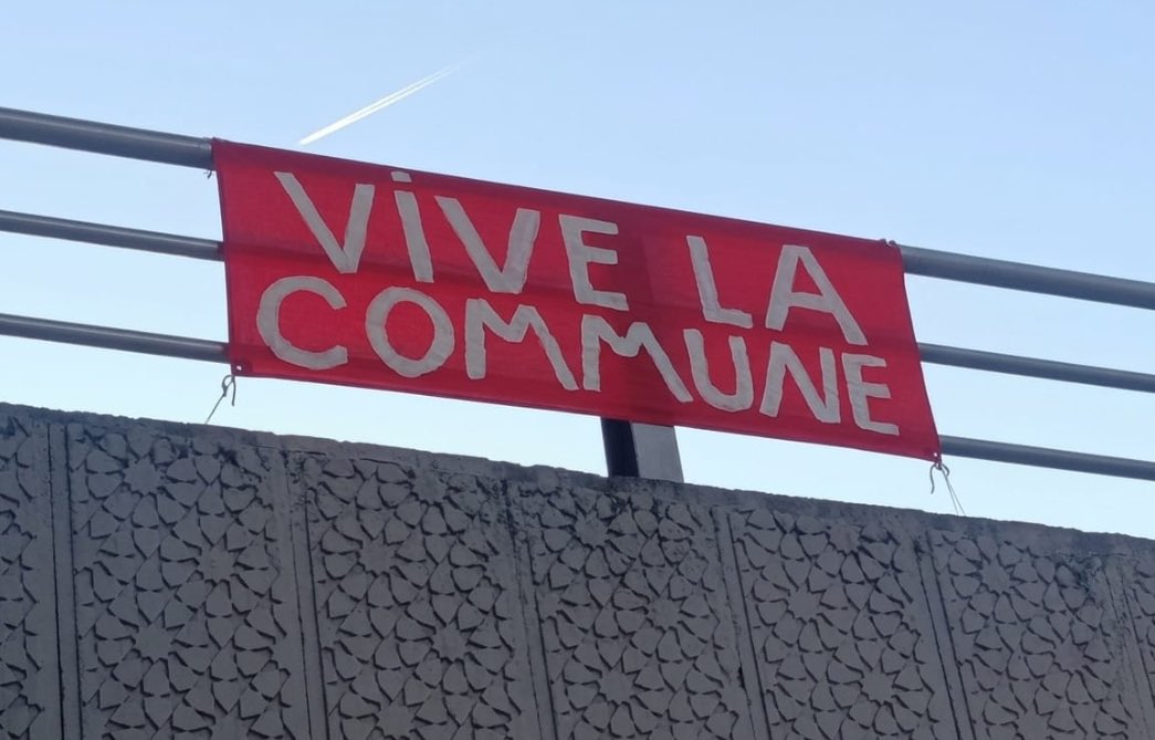 lisdevmucadele1's tweet photo. Ankara’dan Paris’e: Selam Olsun Direnenlere! 

Fransa’da Komün ruhuyla sokakları kuşatan liselileri Ankara’dan pankartımızla selamlıyoruz. 
VİVE LA COMMUNE! https://t.co/hwVrgsAa0m