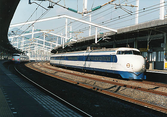 tec_300x's tweet photo. 4両編成のミニ新幹線。
こちらはQ6編成。
左はR編成のようですね。 https://t.co/dwQFTYvayj