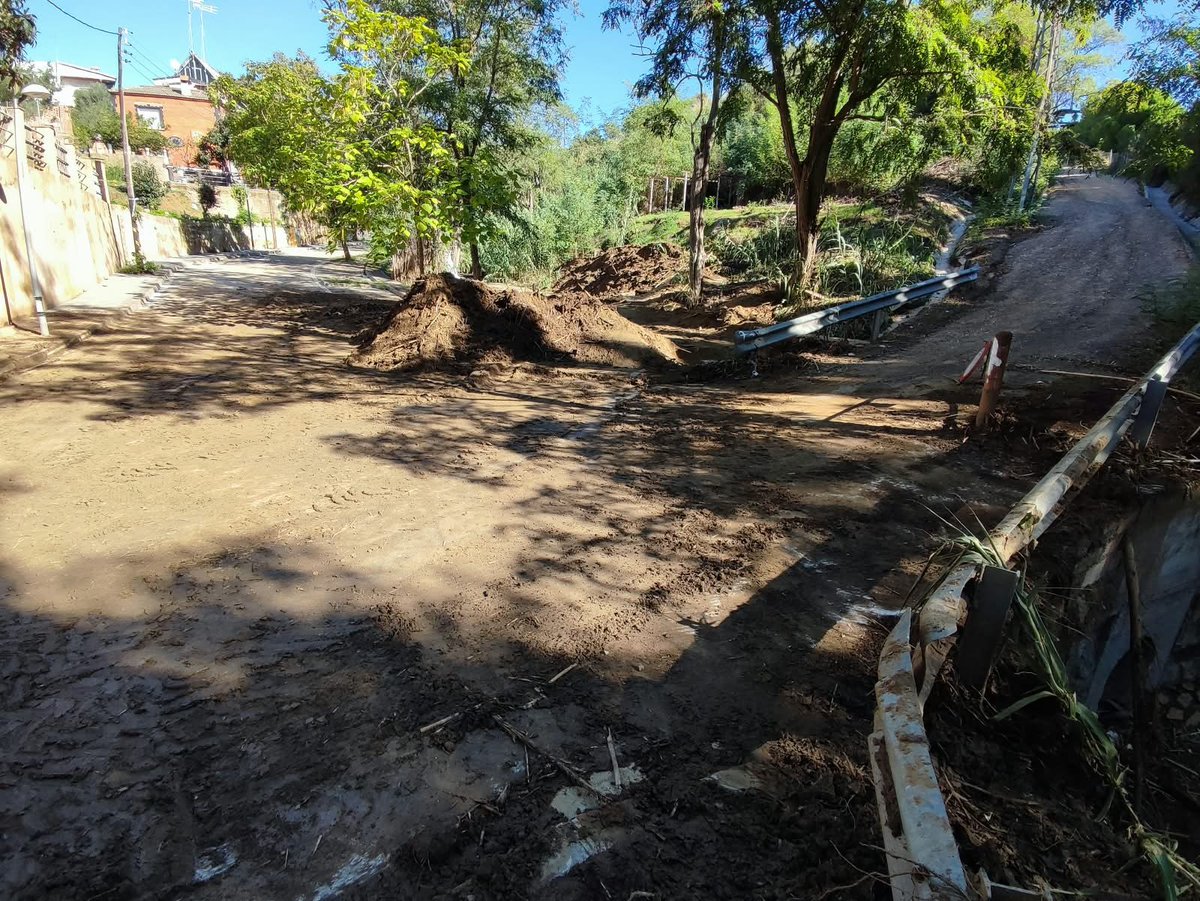 MeteoCalTort's tweet photo. Gràcies a la brigada municipal @pinedademar per la feina feta reobrint el carrer després dels aiguats. 
Ara bé @aigua_cat convé no oblidar que la riera continua pràcticament desapareguda sota tones de terra i sediments. Cal desembussar els passos d'aigua abans que torni a ploure https://t.co/XjGxKB9SFf
