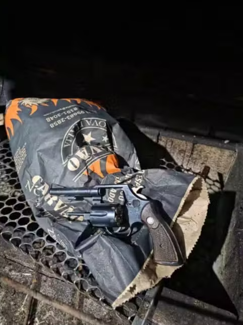 poptime's tweet photo. 🚨 AGORA: Patrão é preso após disparar QUATRO TIROS em ex-funcionário, durante discussão após demissão, no interior de SP.

O criminoso fugiu, mas foi preso em flagrante, já a vítima precisou ser internada. No Brasil, é IMPOSSÍVEL que o trabalhador "negocie" com seu patrão. https://t.co/2ynoXY9wkO