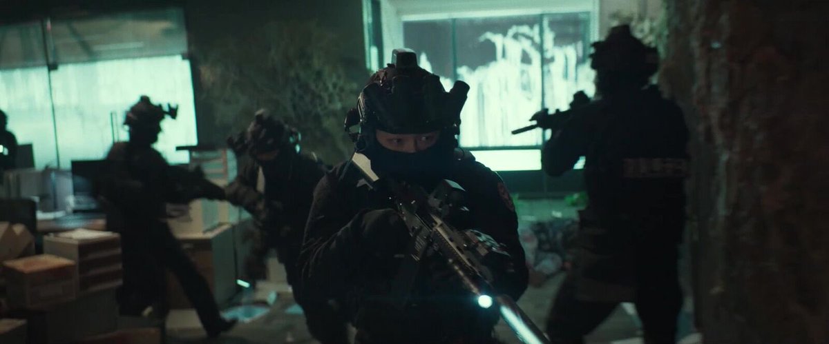 Rotten_movie's tweet photo. COLONY  超高層ビルでバイオテロが発生しビルが封鎖され人間が次々とゾンビ化し群れになって生存者に襲いかかるアクションホラー　感染者が見た生存者も、嗅いだ匂いも、失敗した攻め方も、菌糸でゾンビの群れが共有していてひたすら逃げ続けなければならないユニークなゾンビ映画だった。超オススメ！ https://t.co/ygmrpRwkFy