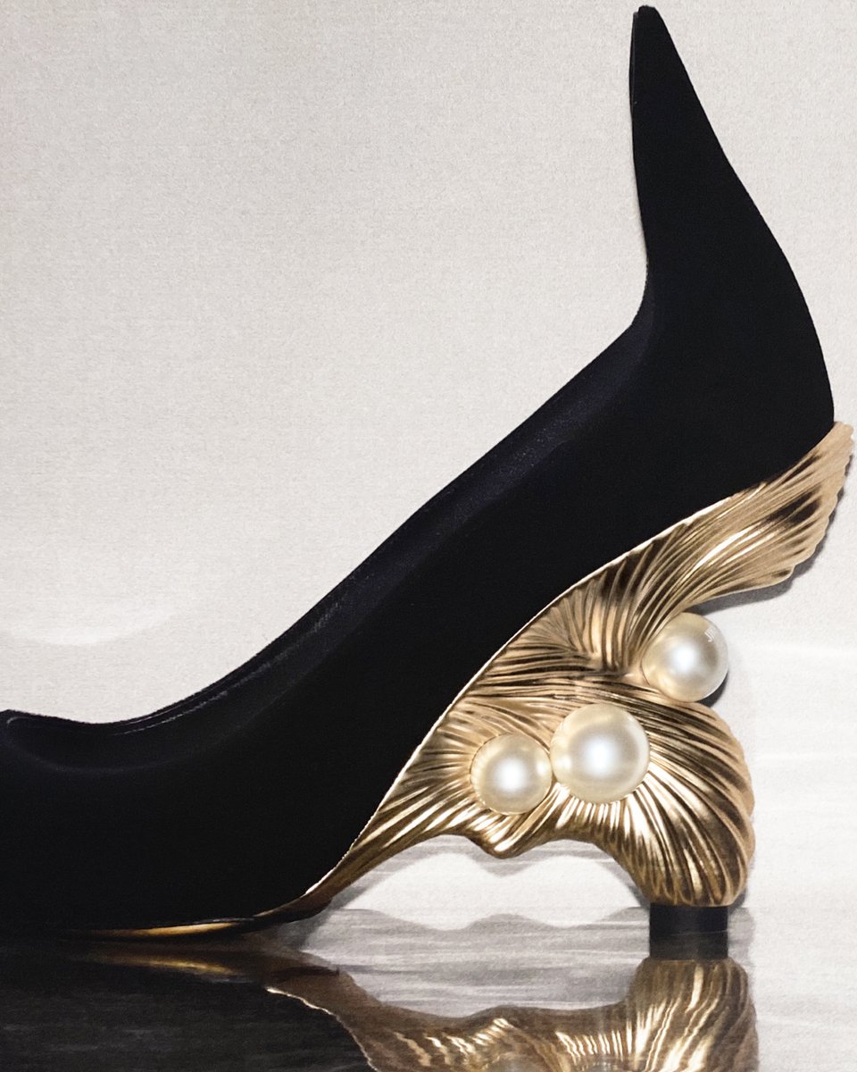 jimmychoo's tweet photo. Presented in black velvet and set on a sculptural golden wedge, the Ithaca pump evokes the shells in which pearls are formed and refined in a mythical design.  

Pearls of Wisdom.

#JimmyChoo 

https://t.co/zSIkTAMU8v https://t.co/Rmid0VK8OY