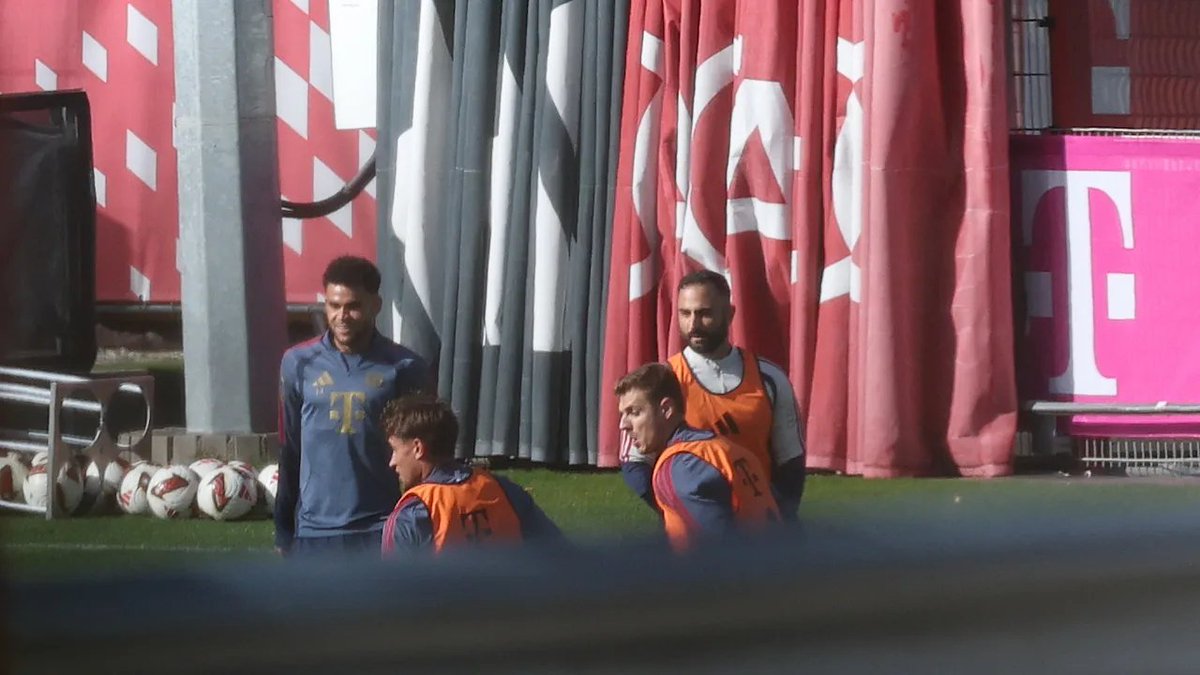 iMiaSanMia's tweet photo. BILD managed to catch glimpses of today's closed final training session despite the privacy screens. During one exercise, Luis Díaz, Harry Kane and Ismael Saibari were among those playing without bibs. They were playing against a team wearing bibs, which included Tom Bischof, Josip Stanišić, Jonathan Tah, Dayot Upamecano, Aleksandar Pavlović, Sacha Boey and Kim Min-jae [📸 @BILD]