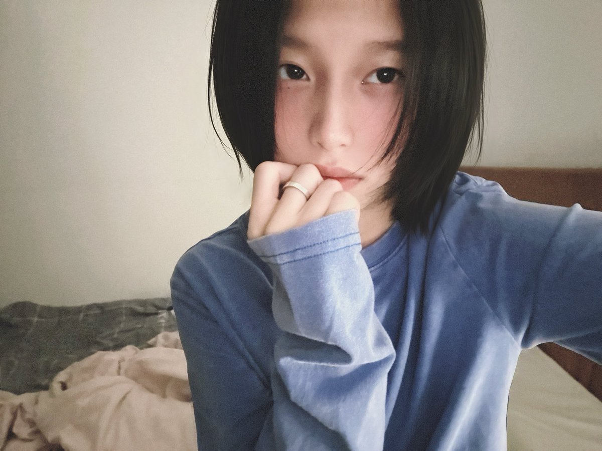xiaochi0922's tweet photo. 世人希望遇见一个能聊荤段子又能畅聊人生哲理好色而不淫乱 正经却不死板 占有欲强却尊重对方 礼貌而又偶尔神经的女孩 于是我出生了。 https://t.co/XDFwHwc9ek
