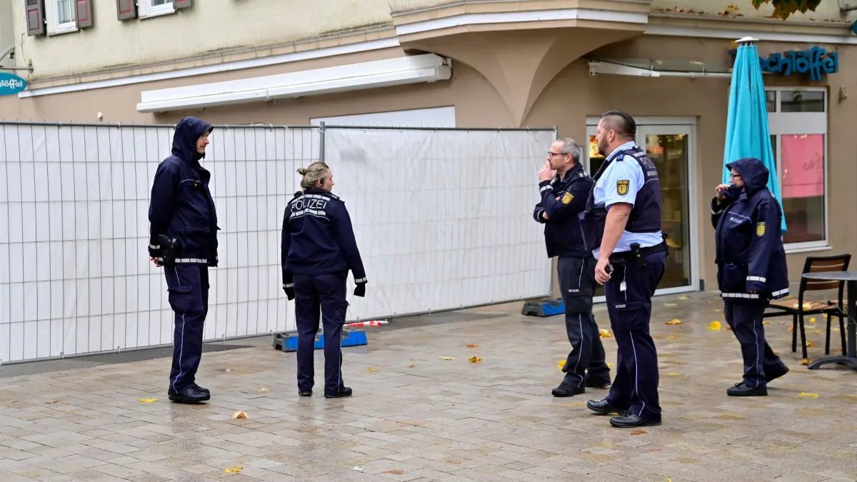 tomdabassman's tweet photo. Mittlerweile Alltag. Gewalttätige Migranten, die "ausreisepflichtig" sind. Reflexhafter Aufschrei, warum war der Täter "noch auf freiem Fuß"?

Ganz einfach, weil die Frage falsch gestellt ist. Weniger als 1 Prozent der rund 260.000 Ausreisepflichtigen sind in Abschiebehaft, über 99 Prozent genießen de facto völlige Bewegungsfreiheit, nur theoretisch begrenzt auf ihr Bundesland. Die Nachricht ihres beendeten Aufenthaltsstatus erhalten sie per Post. Anschließend passiert - nichts. Sie können klagen, sich krank melden, weiter geduldet werden "aus familiären Gründen", einfach nicht reagieren oder ganz abtauchen.

Eine Viertel Million Zeitbomben. Fast jeden Tag geht irgendwo mindestens eine hoch.

https://t.co/5kkuyfHpf4