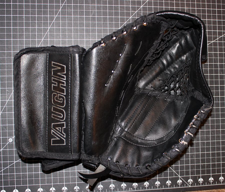 PAWhockey's tweet photo. New wider double T added with a skate lace pocket, eyelets, lace, small repairs, and a reinforced inner palm
#pawgoalie #IceHockey #repairs #refurbished #modifications #goalie #goaltender #5500 #catcher #gloverelace #pawsome https://t.co/46P1jh3uB1