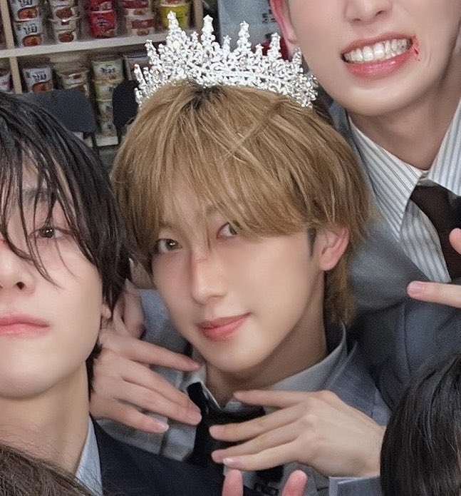 angelnumber98's tweet photo. 똑 같은데..? ♡♡ https://t.co/b47cp4aXsJ