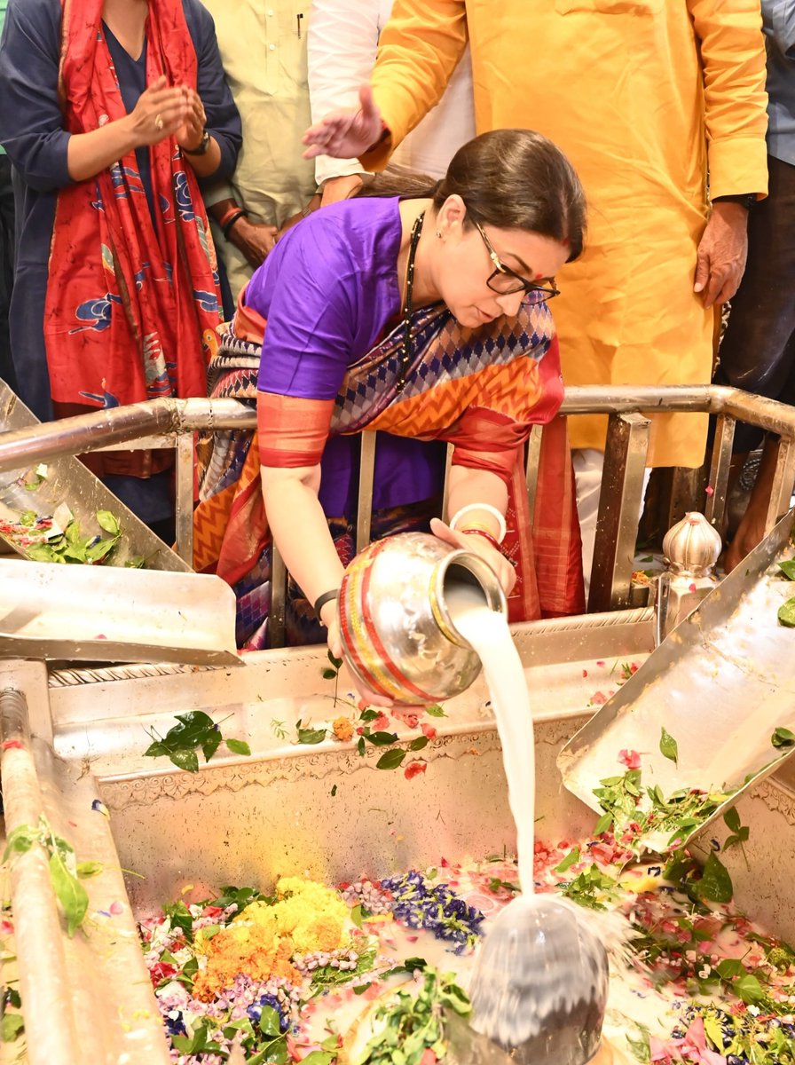 smritiirani's tweet photo. श्री काशी विश्वनाथो विजयतेतराम।

बाबा श्री काशी विश्वनाथ जी की कृपा एवं आशीर्वाद हम सभी पर सदैव बना रहे।

हर हर महादेव!🙏 https://t.co/H0r1pxI6XF