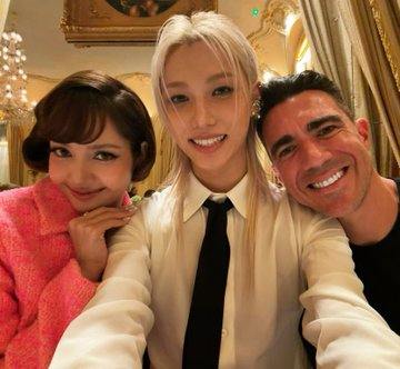TEAMLISAINDIA's tweet photo. American actor Drew Kuhse's new Instagram post: selfie with #LISA and Felix 

"🥺🩶 The best @/lalalalisa_m @/yong.lixx"

@wearelloud 
LISA LOUIS VUITTON SS27
#LISAxLVSS27
#LISAxLouisVuitton https://t.co/Z83jqnwNdH