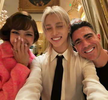 TEAMLISAINDIA's tweet photo. American actor Drew Kuhse's new Instagram post: selfie with #LISA and Felix 

"🥺🩶 The best @/lalalalisa_m @/yong.lixx"

@wearelloud 
LISA LOUIS VUITTON SS27
#LISAxLVSS27
#LISAxLouisVuitton https://t.co/Z83jqnwNdH