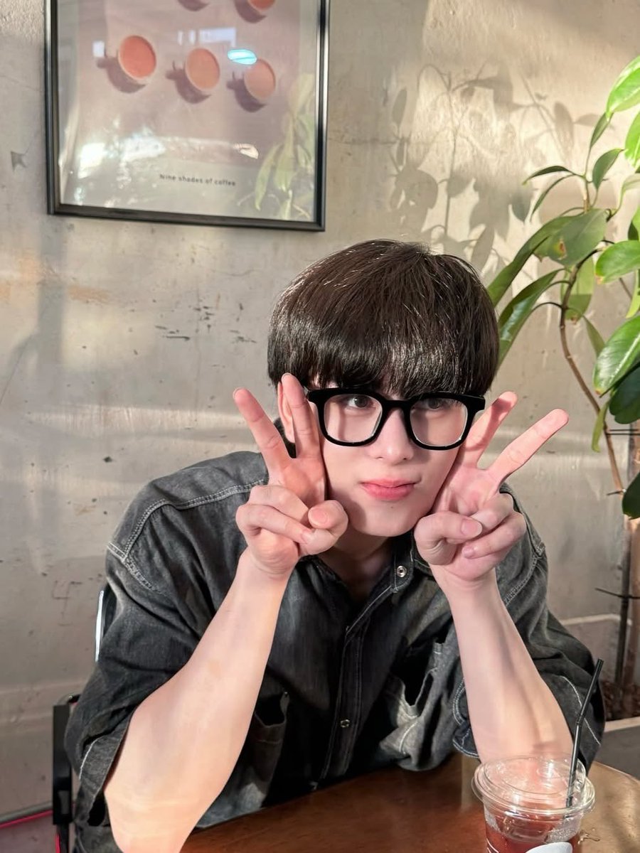 bunnybiboo's tweet photo. แว่นกรอบดำโตขึ้นมาก เคะเนิ้ด สู่ เคะมาดาม 😭🖤 https://t.co/eGjBTefD5S