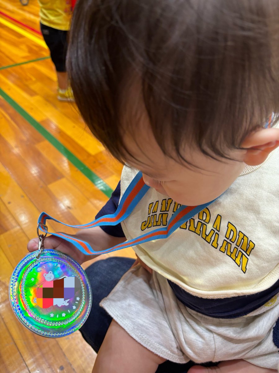 to_michan__'s tweet photo. 昨日は息子、幼稚園の運動会がありました
本当によく頑張った🥹
息子はJANDARARINのスタイ付け、母はJANDARARINのTシャツを着ましたとさ🌱 https://t.co/xvRpJtOb3L