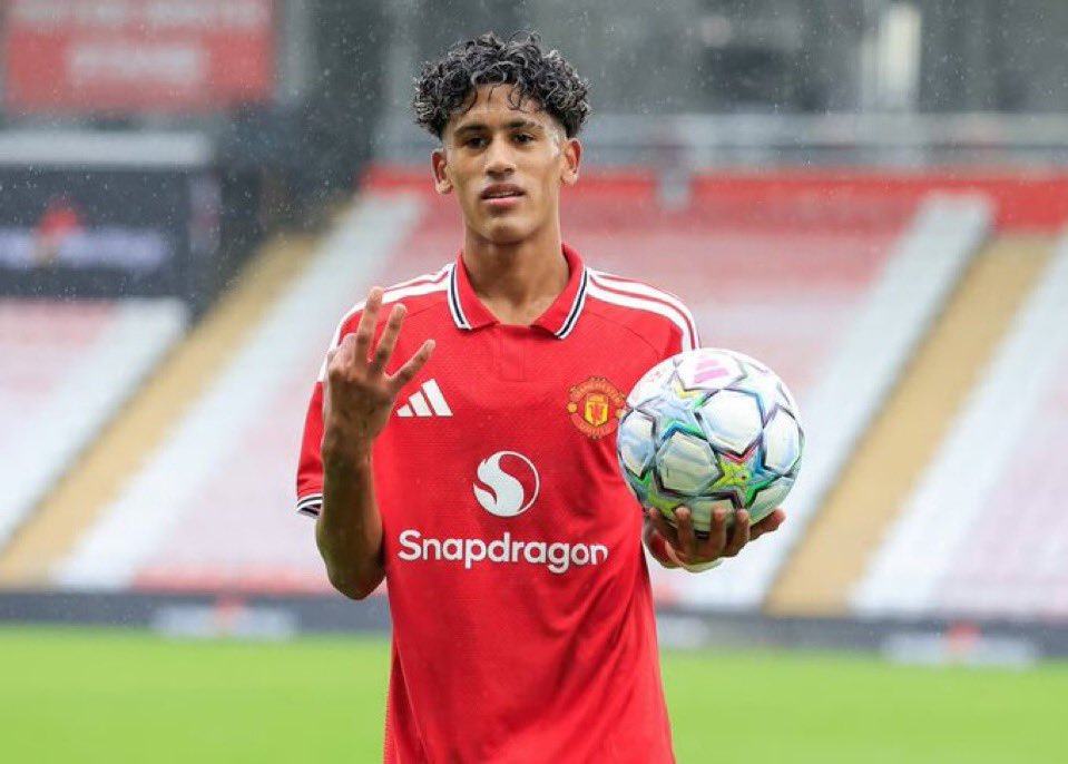 Mercato90X's tweet photo. 🚨 EL FAVORITO PARA FICHAR A JJ GABRIEL ES… EL REAL MADRID.

Según The Guardian, el conjunto español es el favorito para hacerse con la joven promesa de 16 años del Manchester United. https://t.co/wq2G8y48Ed