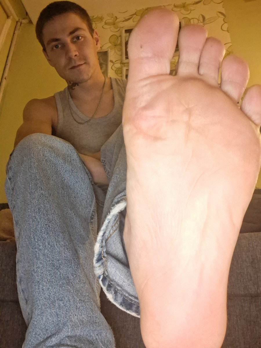 MasterChris0809's tweet photo. Relaxing after walk😋
#foot #footfetısh https://t.co/R0zYVdooUo