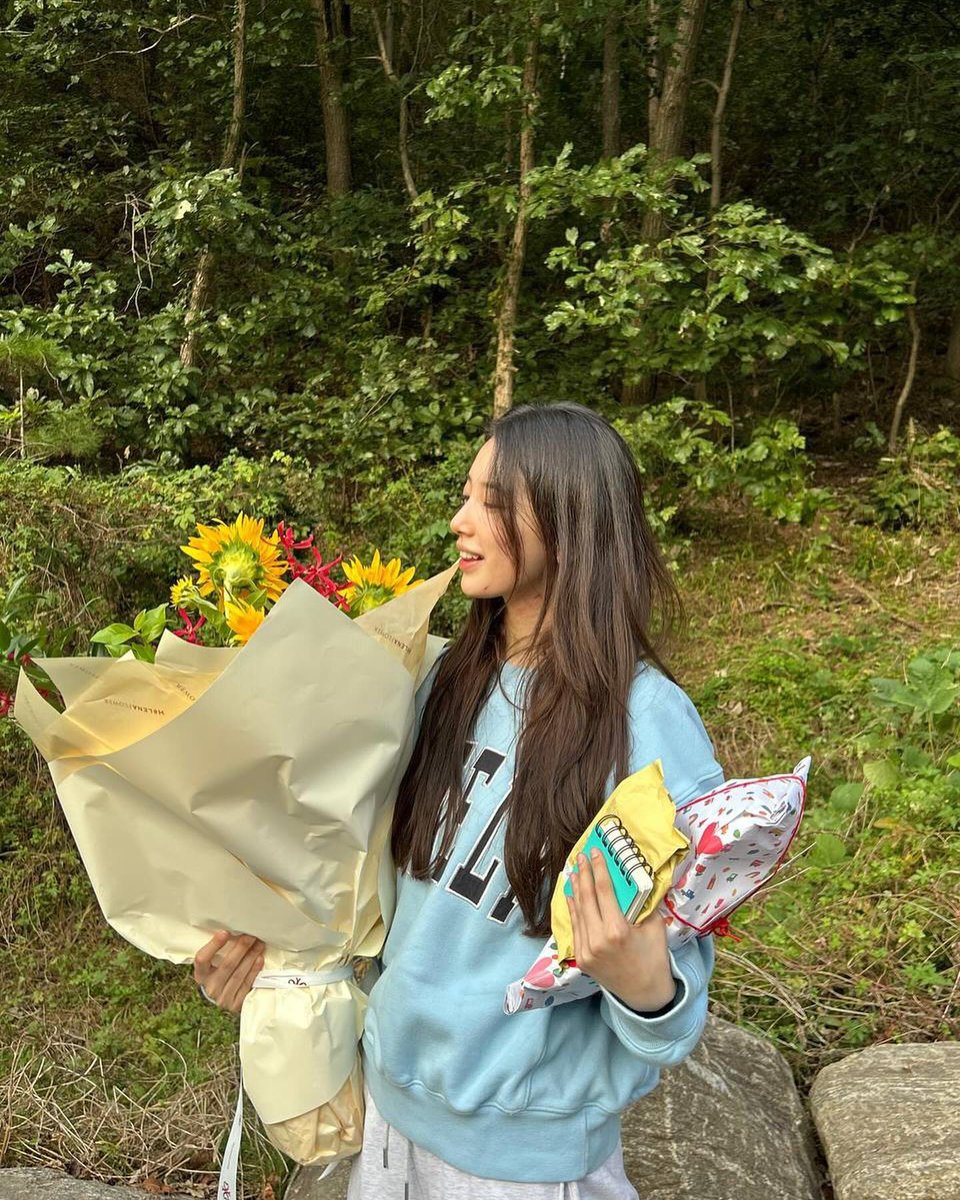 seori_ri_ri's tweet photo. 10월10일 오늘은 수지넴 생일입니다 🪽

#happySUZYday https://t.co/fhaongtx0J