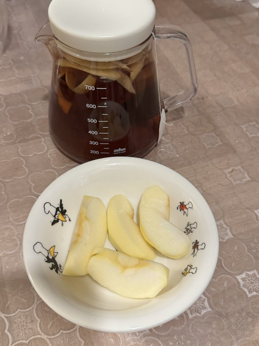 mutu12518's tweet photo. 林檎むいた
皮は紅茶に突っ込む https://t.co/VeDPEuM028