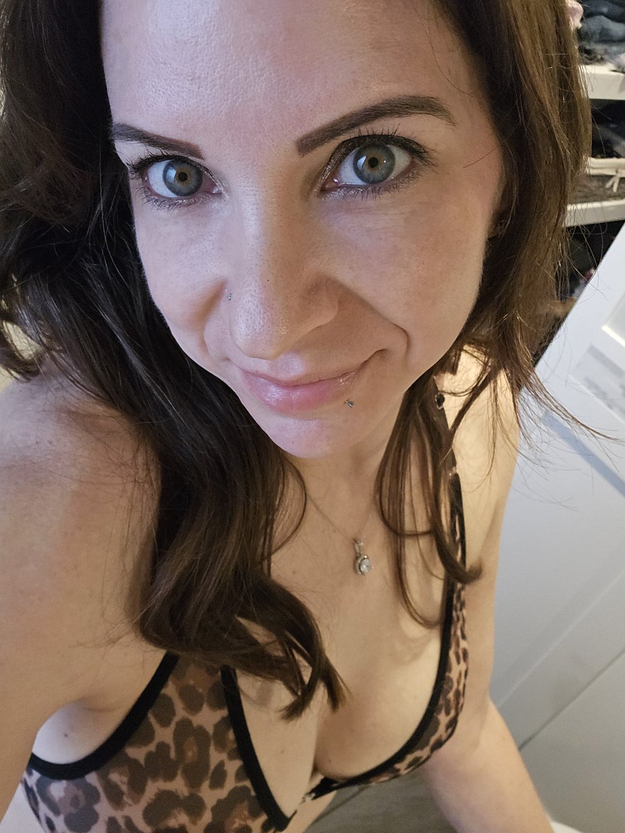 justtracyxo's tweet photo. Finally Friday! 💋 Who's getting into trouble with me this weekend? https://t.co/TYOhEqAYYc