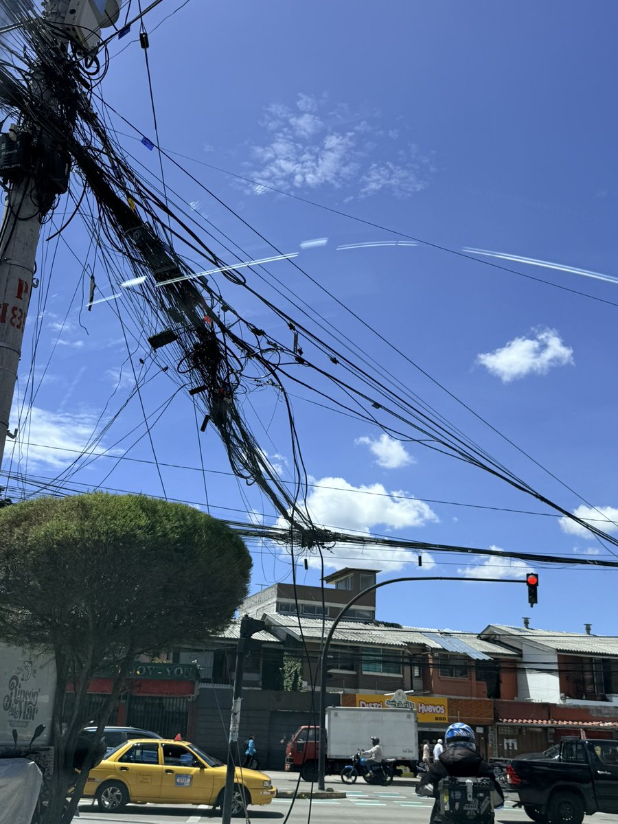 LaCarol_M's tweet photo. Quito … lindado cables hasta en el piso, Avenida El Inca; que dirá mi alcalde (no es mi competencia) https://t.co/EoqCILXW2D