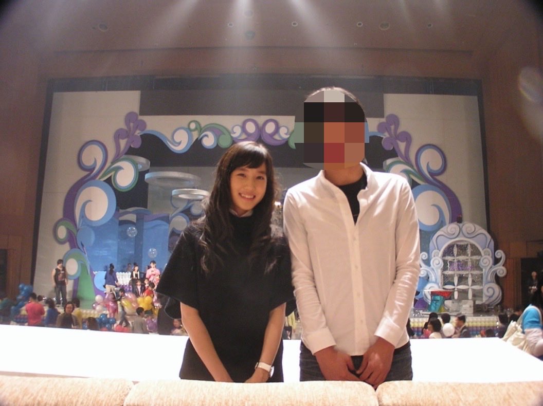 JxUNEUN's tweet photo. 난 이 일화를 참 조아한다...

때는 2007년, 낯가리는 16살소녀는 자기를 찾아온 팬이 건네는 농담에도 그저 별말없이웃기만햇엇음....
근데이제 팬이 옆에 계시던 은빈언니 어머니랑 대학 얘기 하자마자 냅다 대화에 끼어들며 잠깐 흥미 가졋다가 
금세  ◠‿◠ <- 이 태초마을상태로 돌아간 게 련나웃김
ㄴㅁ내가아는그박은빈언니같아서요  하 내중딩아ㅜㅜ