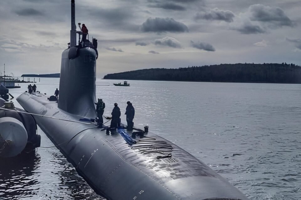 PontifexIrae1's tweet photo. 🇦🇺🟠 AFFAIRE MACRON/MCKINSEY 

⚓🇦🇺Des sous-marins Barracuda français en échange d'un bakchich géant ?

Sharon Dykes, chef-inspectrice du Sheriff de Gosford, cible le président français 

Officier Dykes:
"C'est un vaste système de vases communicants où McKinsey qui a conseillé la marine australienne et certains membres de l'establishment pour l'achat des 12 sous-marins Shortfin Barracuda français sous-facturait toutes ses prestations à partir de 2017 tandis que la même firme les surfacturait au Pouvoir français, sorte de dessous-de-table efficace et discret inclus dans l'offre française"

C'est en 2016 que le contrat de vente des 12 sous-marins français à la marine australienne vit le jour, pour environ 34 milliards d'euros.
Naturellement ça n'a pas été simple d'effacer la concurrence, mais le jeune ministre des Finances Emmanuel Macron avait un atout dans sa manche, il connaissait personnellement depuis 12 ans le principal conseil des amiraux australiens, M. John Lydon, britannique devenu Managing Partner de McKinsey Australia.
Ancien de l'INSEAD de Fontainebleau, John Lydon passa par Citi bank London avant de rentrer chez McKinsey & co.
C'est à l'été 2004 que John Lydon et Emmanuel Macron se lièrent étant tous deux enseignants d'économie à IPESUP Paris.
Macron et Lydon firent en sorte que la marine australienne et certains membres de l'establishment australien reçoivent des conseils quasi gratis au moment où ceux qui étaient prodigués aux administrations françaises étaient facturés à prix d'or.

C'est une forme de bakchich à bas bruit qui vint néanmoins aux oreilles de certaines autorités australiennes.
Ainsi le 15 septembre 2021 le contrat fut rompu par le nouveau gouvernement d'Australie qui prétexta avoir changé d'avis pour se doter de sous-marins à propulsion nucléaire, ceux-ci étant américains.
En juin 2022, pour solde de tous comptes et pour éviter un procès public pour l'establishment australien, 555 millions € furent rendus à Naval Group 🇫🇷 par le gouvernement australien.

Une façon de payer ce qui avait été sous-facturé à l'Australie par McKinsey ?

Mais si la branche pourrie australienne fut ainsi sciée, la française continua à pousser.

L'enquête ouverte en mars 2022 par le parquet national financier sur la firme McKinsey et ses liens avec Emmanuel Macron et le Pouvoir français reste à ce jour inaboutie.

Elle devrait déterminer comment le ministre Macron devenu Président a soudoyé l'establishment australien par des conseils gratuits du groupe McKinsey que l'administration française paierait à sa place au prix fort.
C'est ainsi que l'on vendit des sous-marins vétustes et presque dépassés aux Australiens.
⚓🟧