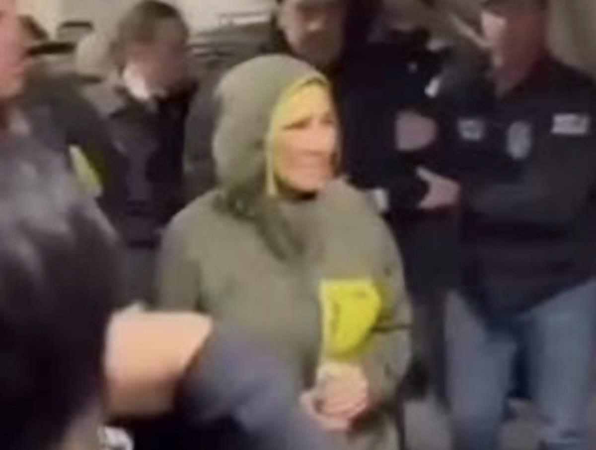 homeroboscan's tweet photo. Cilia Flores llegó arrogante y sonriente a la Corte Sur contando que el Juez le concederia la casa por carcel...Cuando se la negaron y le cargaron 2 cargos más, narcotrafico y torturas, se derrumbó...Salió llorosa, silenciosa y mirando con odio a sus abogados. https://t.co/0exbyVPmJj
