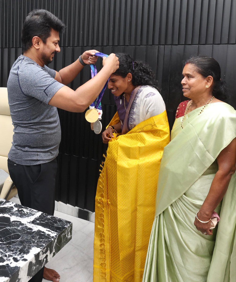 Vanitha06119914's tweet photo. எந்த கொம்பனாலும் திமுகவின் புன்னகையை வீழ்த்த முடியாது 🔥🔥🔥🔥 https://t.co/aaMcYnOYTO