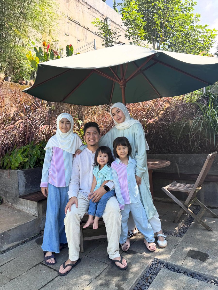 AngieeMontiel11's tweet photo. Raya 2026, Lebaran kali ini cuma keluarga kecil kami. Iseng masak rendang dan opor ayam pakai bumbu instan, ternyata jadi juga vibes Lebarannya. Papap sampai nambah berkali-kali. Alhamdulillah. https://t.co/LdiYFnNOkN