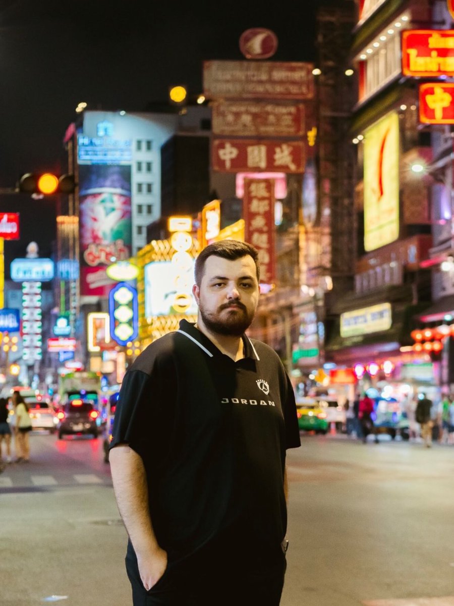 Omarstar21's tweet photo. Bangkok after dark hits different. Neon lights, tuk-tuks, Chinatown streets, and an energy you only find here. Photo credit: @patsamild https://t.co/l8Muay2xqJ
