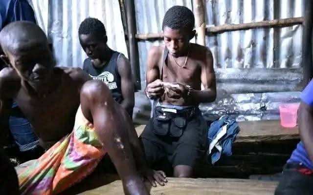KlassicKingNice's tweet photo. #Salonex
Kush is not a drug. It's a funeral that takes 5yrs.We watch our boy's enter it alive,&amp; 2yrs later they're watching ghosts on the Streets of Freetown.The govt called it a Public Health Emergency,but the cemeteries were already full before the declaration came.😥💔🇸🇱🇸🇱 https://t.co/Qd1dEgAbEm