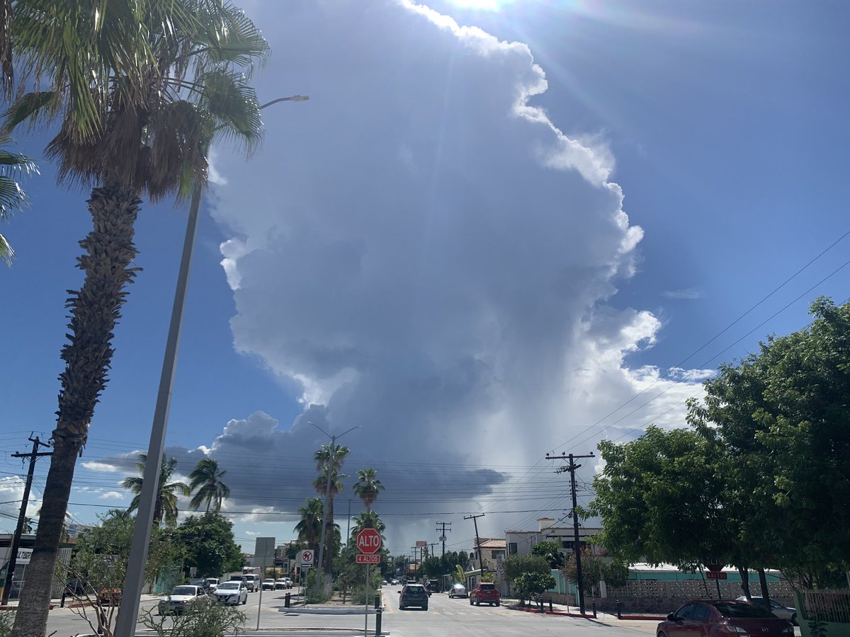 JOELMACIAS1961's tweet photo. Y que se aparece de repente esra nube bien cargada de agua como queriendo llover por lis rumbos de la 8 de octubre pal sur en la Paz BCS @PostBajaSur @alejandrocota3 @ClimaSudCalifor @conagua_clima @JAVALDIVIA @pericu1 https://t.co/vGxaoM51pk