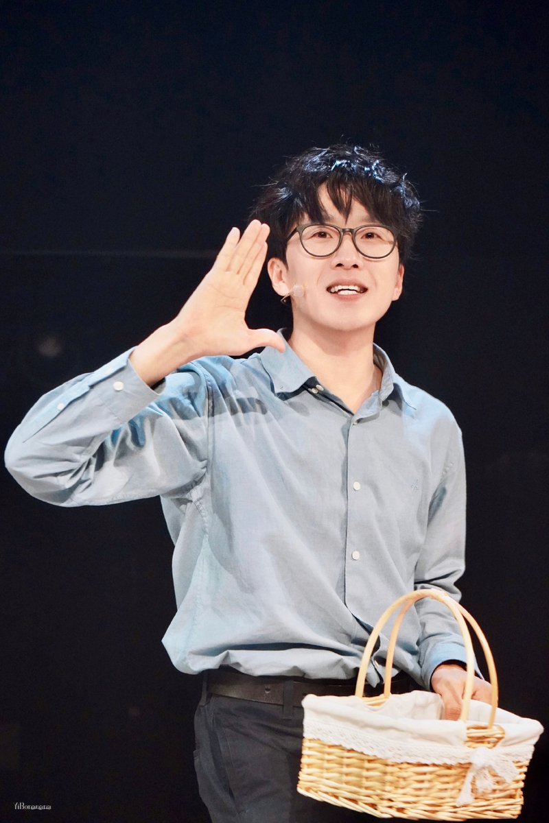 11i1v8's tweet photo. A shy entertainer, see how he quips with awkward cuteness—totally melting hearts. https://t.co/su558Jgfp6