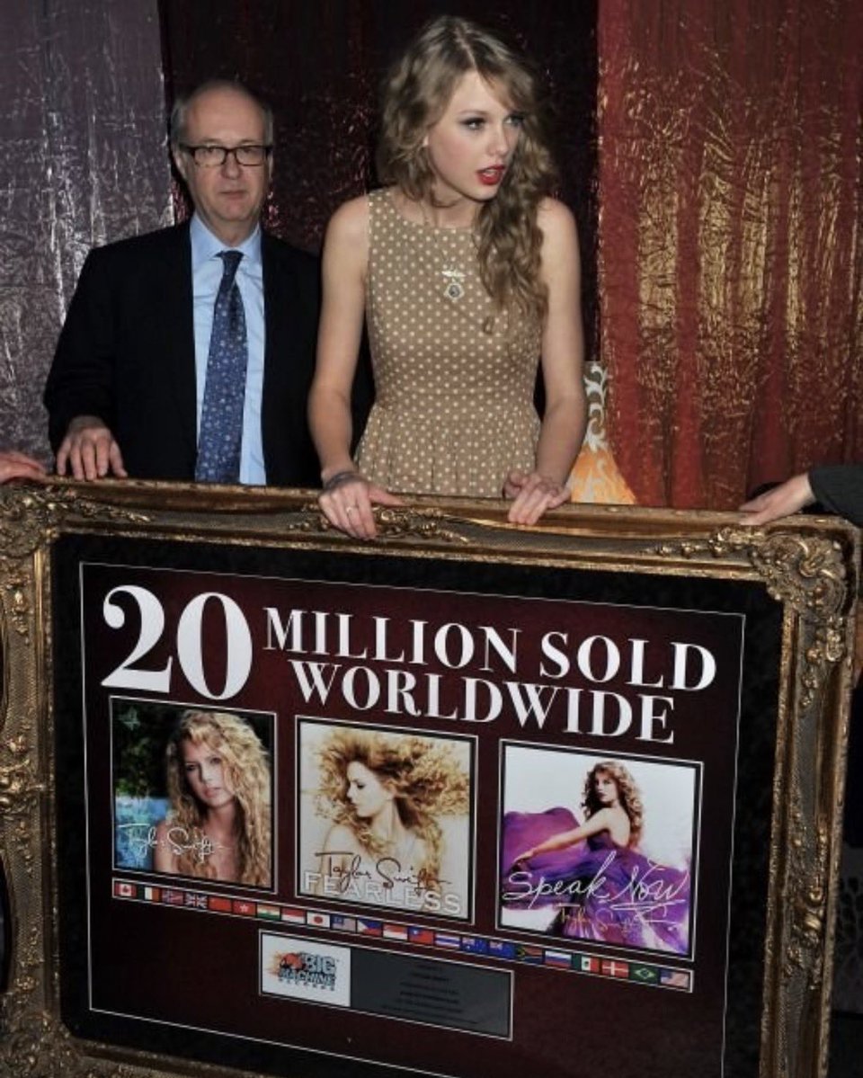 davidiety's tweet photo. By Taylor’s third album she had the longest charting 2000s album, one million debut for speak now, and already had her first AOTY. Olivia can’t even sell more than fearless did in 2008 lol livtards stop embarrassing yourselves 😭😭 https://t.co/hrThZHJHml