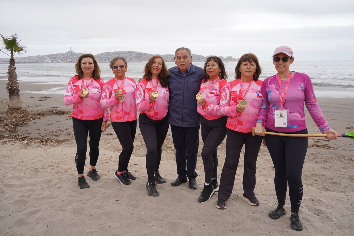 CORECoquimbo's tweet photo. 🌸🚣‍♀️ Ocho mujeres sobrevivientes del cáncer de mama, integrantes de la Fundación Olas de Esperanza, participaron en el Festival Mundial de Remadoras Rosas, realizado en Aix-les-Bains, Francia, junto a más de 4.500 mujeres de 37 países https://t.co/oJB7tC2qPv