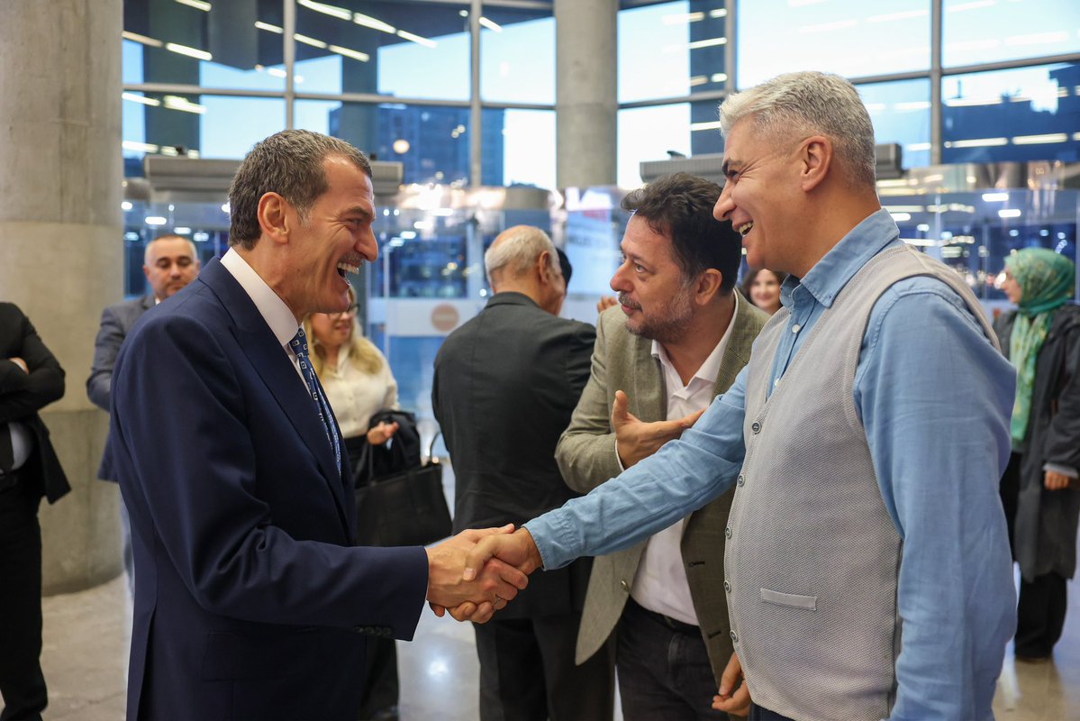 ahmetkoc72's tweet photo. Bugün biraz hüzün, biraz gurur, ama en çok da vefa duygusuyla çok anlamlı bir geceye katıldık. Zeytinburnu Belediyemizin ev sahipliğinde, kıymetli Yılmaz Eneş Gülbaba hocamızın ebru sergisi vesilesiyle bir araya geldiğimiz bu buluşma, bizim için aynı zamanda güzel bir vefa gecesiydi.

Hocamızın İstanbul’dan ayrılıp Çanakkale’ye yerleşecek olması, bu geceye ayrılığın hüznünü de kattı. Ancak doğayla iç içe kuracağı yeni hayatın sanatına nice güzellikler katacağına, ellerinden daha pek çok kıymetli eser çıkacağına yürekten inanıyorum.

Zeytinburnu Belediyemizin sanata, edebiyata ve kültürümüze verdiği değer gerçekten takdire şayan. Bu anlayışta kıymetli hemşerim, Belediye Başkanımız Sayın Ömer Arısoy’un emeğinin ve hassasiyetinin büyük olduğuna inanıyorum. Sanatçılarımıza sahip çıktığı ve böylesine anlamlı bir vefa buluşmasına vesile olduğu için kendisine gönülden teşekkür ediyorum.

Bu güzel gecede, Milliyetçi Hareket Partisi Rize İl Başkanımız Sayın İhsan Alkan’ın selamlarını da kıymetli hocalarımıza ve sanatsever dostlarımıza ilettim. Başkanımızın sanata ve sanatçılarımıza verdiği değeri, Türk sanatının yaşatılması ve gelecek nesillere aktarılması konusundaki hassasiyetini paylaşmaktan ayrıca mutluluk duydum.

Fuat Başar hocamız, Gürkan Pehlivan hocamız, Ahmet Mahmut Peşteli hocamız, Firdevs Çalkanoğlu hocamız, Eda Funda Özkan hocamız ve daha nice kıymetli sanatçımızın bu gecede bulunması bizler için ayrı bir gurur vesilesiydi. Ustalarımızın Yılmaz hocamızı yalnız bırakmaması, sanatın etrafında kurulan dostluğun ve vefanın en güzel göstergesiydi.

Katılımlarıyla gecemize değer katan AK Parti Genel Başkan Yardımcısı, Kültür ve Sanat Politikaları Başkanı Sayın Hüseyin Yayman’a; AK Parti Merkez Karar ve Yönetim Kurulu Üyesi ve bir önceki dönem Üsküdar Belediye Başkanımız Sayın Hilmi Türkmen’e; Milliyetçi Hareket Partisi Zeytinburnu İlçe Başkanımız Sayın Mustafa Sönmezoğlu’na ve bütün misafirlerimize hem şahsım hem de Yılmaz hocamız adına teşekkür ediyorum. Türk sanatına gösterdikleri ilgi ve destek için her birine ayrıca şükranlarımı sunuyorum.

Kıymetli Yılmaz Eneş Gülbaba hocam; mesafeler değişse de gönüllerdeki yeriniz değişmeyecek. Çanakkale’deki yeni hayatınız size sağlık, huzur ve ilham getirsin. Türk sanatına kattığınız her güzellik için teşekkür ediyor, daha nice eserlerinizde buluşmayı diliyorum.

Ahmet Koç
MHP Rize İl Başkan Yardımcısı