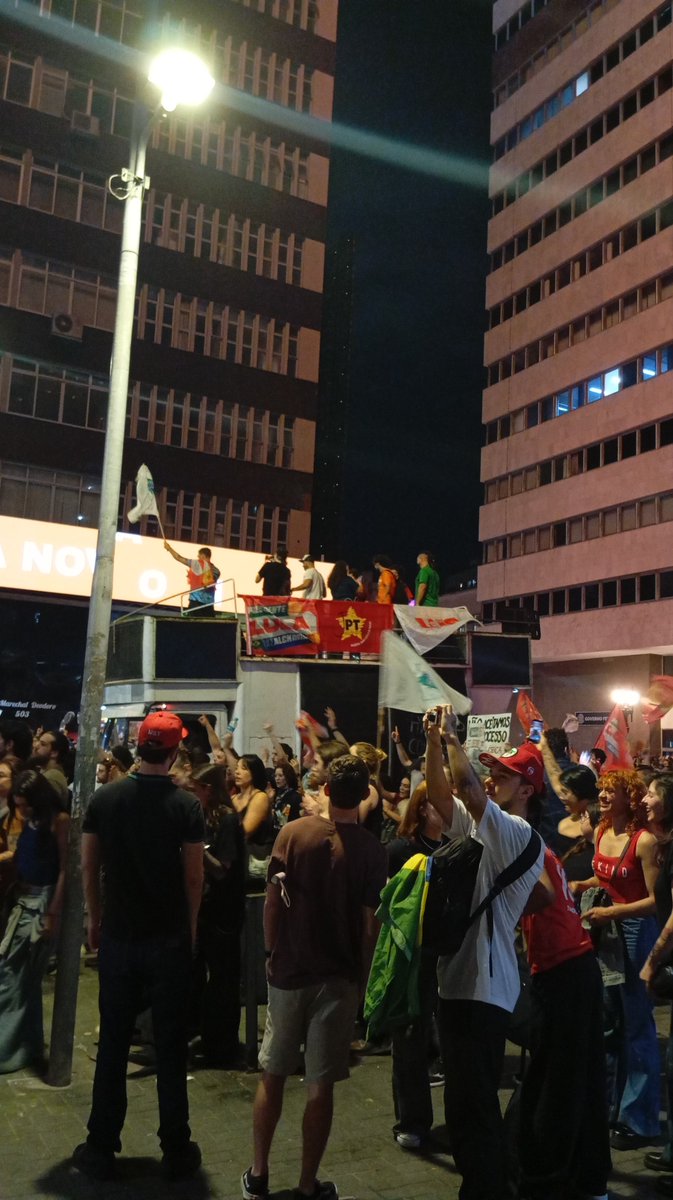 maxxkcal's tweet photo. meu transtorno alimentar precisa esperar, to ocupado sendo patriota. https://t.co/y4o8f2UAJT