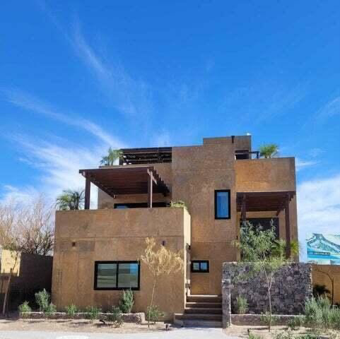 RPrealtor2024's tweet photo. Luxurious home in front of golf course community, 3 BA/6BA deck with jacuzzi only 2 minutes from the beach only $415K most affordable! #luxurioushomes #puertopenasco #mexico #rockypoint #beachhomes #realtors #remax
Jonathan Ferniza
📧jfpremiergroup@gmail.com
🇲🇽638-104-1064 https://t.co/dyNrnh1N5l