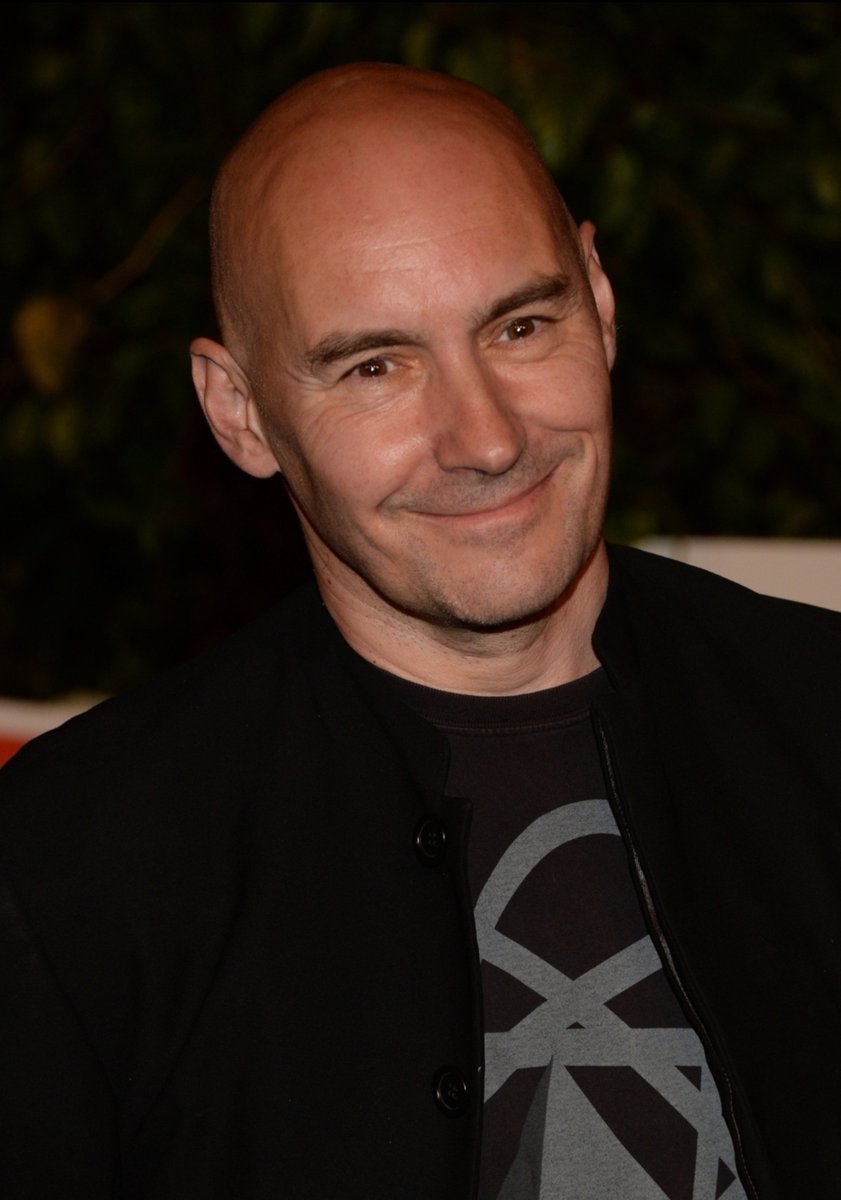 TropaLanterna's tweet photo. 🎙| Grant Morrison emitiu sua opinião sobre o final de #Lanterns:

"Lanternas funcionou como série e isso se deve principalmente aos dois protagonistas, em especial ao Kyle Chandler como Hal Jordan. [...] Dito isso, eu não gostei muito do final, embora tenha sido tudo muito bem amarrado. Achei difícil aceitar que a personagem Kerry Kane, interpretada pela Kelly Macdonald, atirou na cabeça do Hal Jordan, e todo mundo pareceu achar de boa esse surto psicótico. Deveria ter havido alguma reação a isso, porque, caso contrário, fica muito difícil para o público entender por que a Tropa dos Lanternas Verdes é uma agência intergaláctica de aplicação da lei. Os Guardiões agora acham normal que seus agentes sejam assassinados enquanto outros oficiais simplesmente ignoram o fato e deixam os culpados saírem impunes?

Para uma série que não é sobre vigilantes mascarados com seu próprio código pessoal, mas sim sobre policiais espaciais esquisitos trabalhando para um judiciário interplanetário, foi uma conclusão moral e legalmente incoerente que recuou de suas próprias implicações e da premissa básica da franquia."

🗞 (@Substack | https://t.co/cazP1B6TTo)