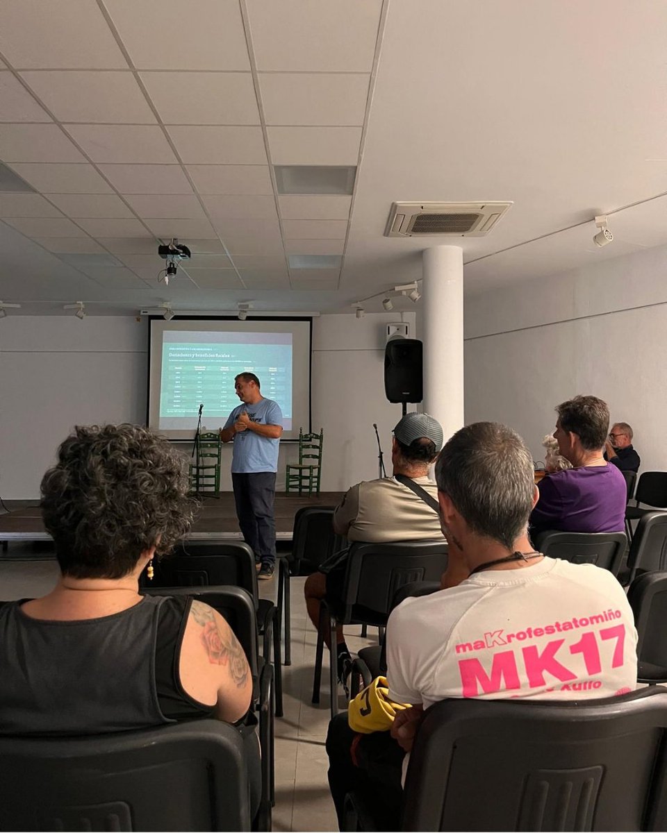 aytoalozaina's tweet photo. 📢🌱 Jornada de Tierras de Algarbia esta tarde en Alozaina 🌾✨
El Aula de Cultura acogió este encuentro abierto de protección y regeneración de nuestro entorno natural 🏛️🤝.
¡Nuestros vecinos descubrieron cómo cuidar nuestra tierra! 🫂🐝
#Alozaina https://t.co/xFqImYejyR