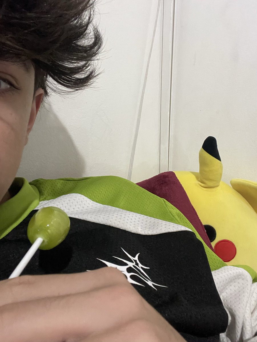 Benbomuwu's tweet photo. O purulito ta combinando com minha camisa https://t.co/2rukTxD2iW
