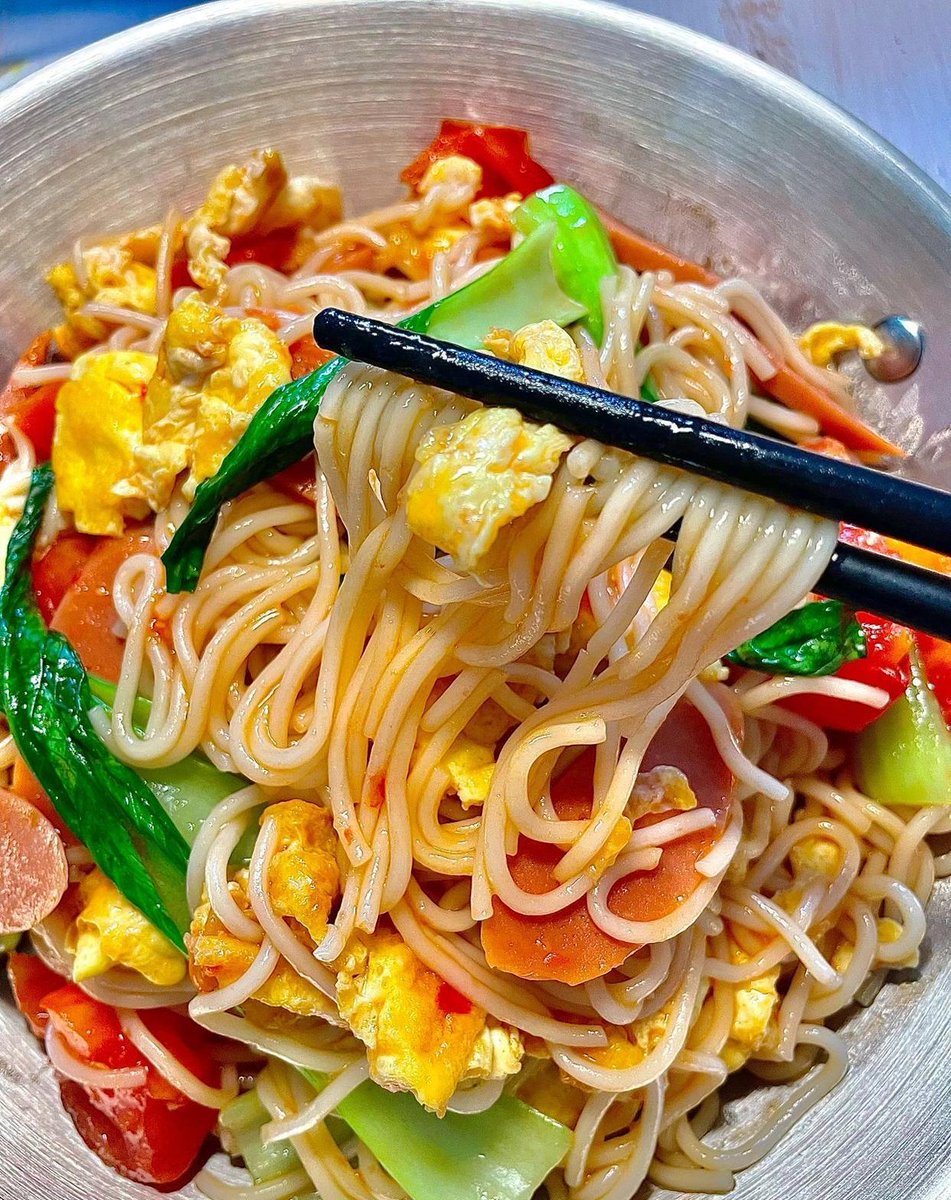 MyaFentongx's tweet photo. 今日は仕事帰りに手軽なサラダうどんを食べた野菜たっぷりで胃にも優しく、一日の疲れがほぐれた https://t.co/hXEfvmDEa8