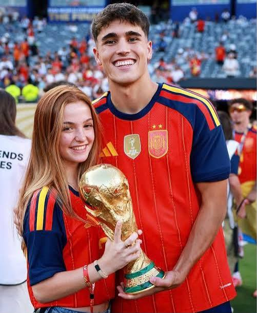 mknews_tr's tweet photo. 🚨 Barcelona’nın 19 yaşındaki genç stoperine şok! (AS)

— Martina Riera başka bir futbolcuyla Cubarsi’yi aldattı. Genç çift ayrıldı. https://t.co/qKZt7KQojP
