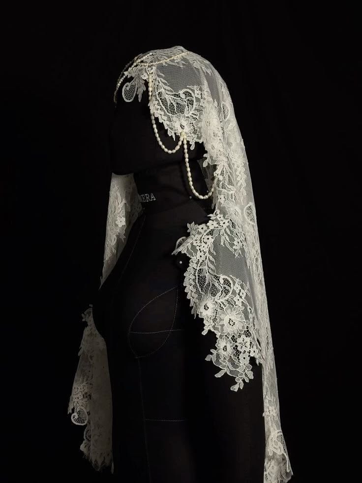 pmamtraveller's tweet photo. Vintage veils have a timeless elegance that modern styles just can't match. https://t.co/QaeSOuJz1u