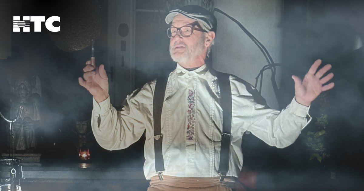 HTCinc_SC's tweet photo. #FlashbackFriday to a few tales from Conway's past! This shows storyteller Tim Wilson and the story of Hotel Grace during Conway Ghost Walk. The stories may change, but the spooky fun keeps coming back! Who's planning to check out Conway Ghost Walk this year? #HTCInc https://t.co/BFYVV0dlWp