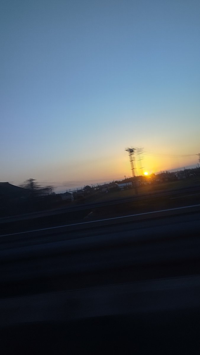 justywolf's tweet photo. 宮城県突入〜の朝日🌅
連休は仙台近辺でウロウロします*ˊᵕˋ*
今日はちょっと足を伸ばして狩野英孝の神社に行く予定☺️ https://t.co/JGYlZbPat5